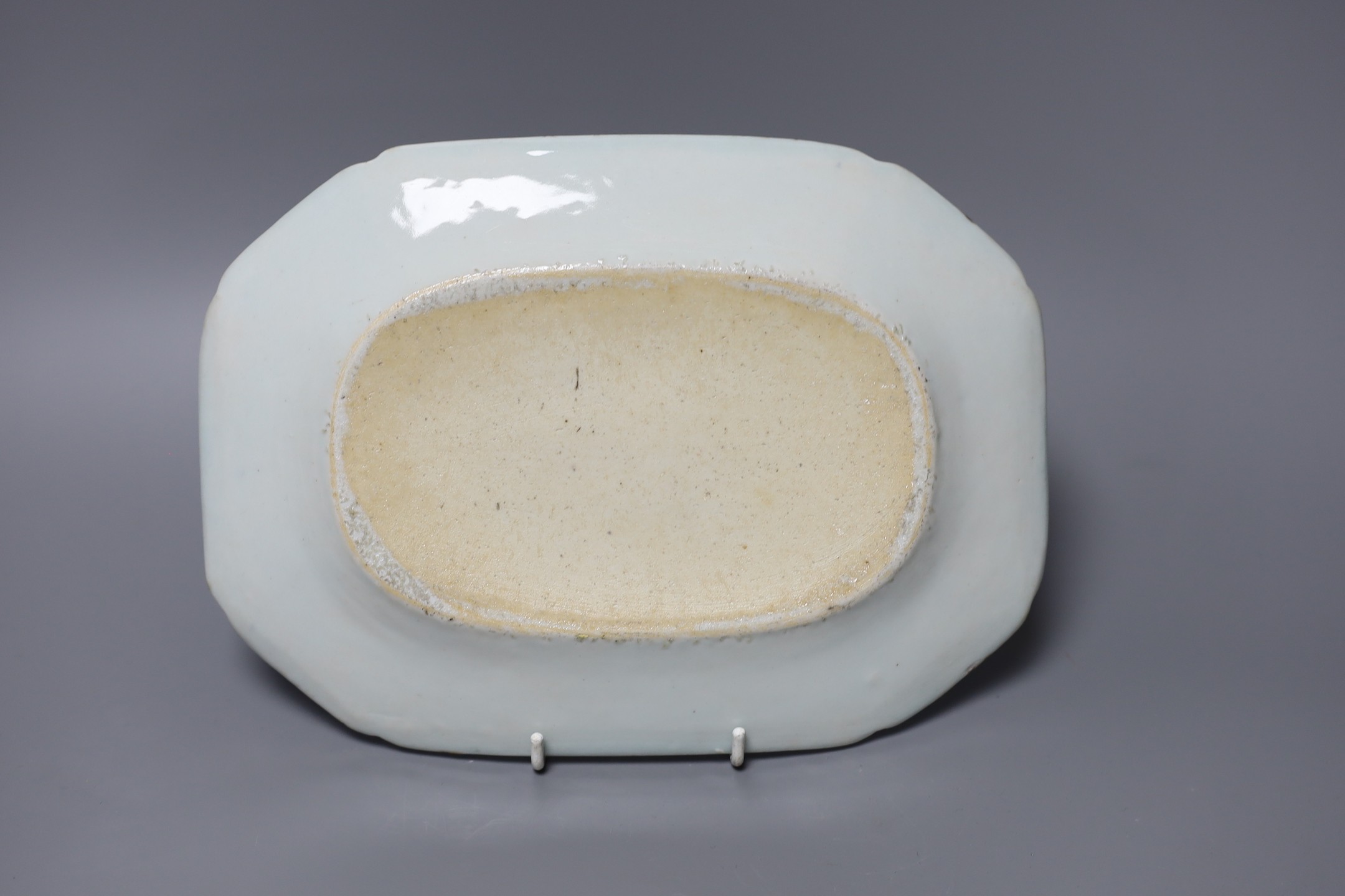 A Chinese blue and white octagonal dish, painted with a pavilion and a bridge, 25cm long